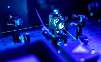 Использование фотоиндуцированной силовой микроскопии для визуализации структур атомного масштаба с субнанометровым разрешением