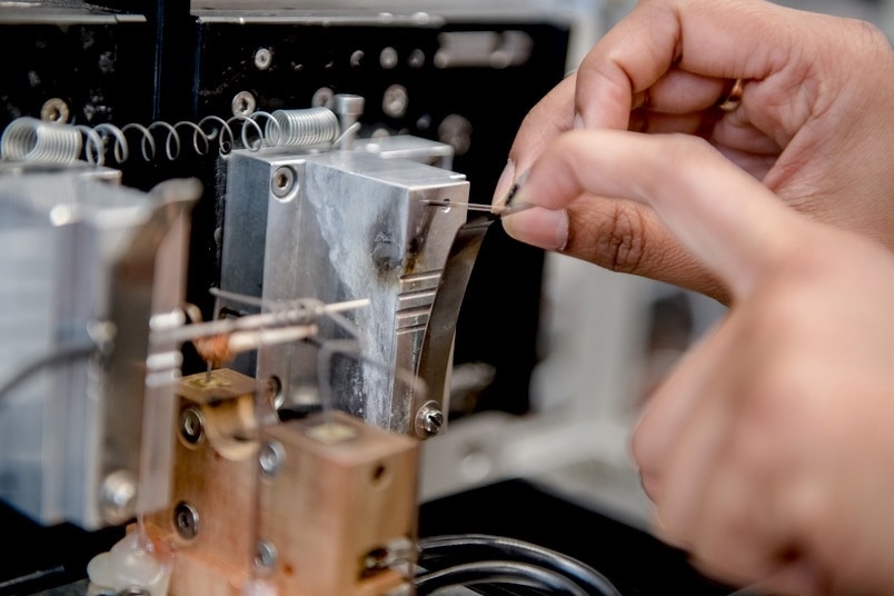 Исследователи разрабатывают новый метод наблюдения отдельных наночастиц до, во время и после электрохимической реакции