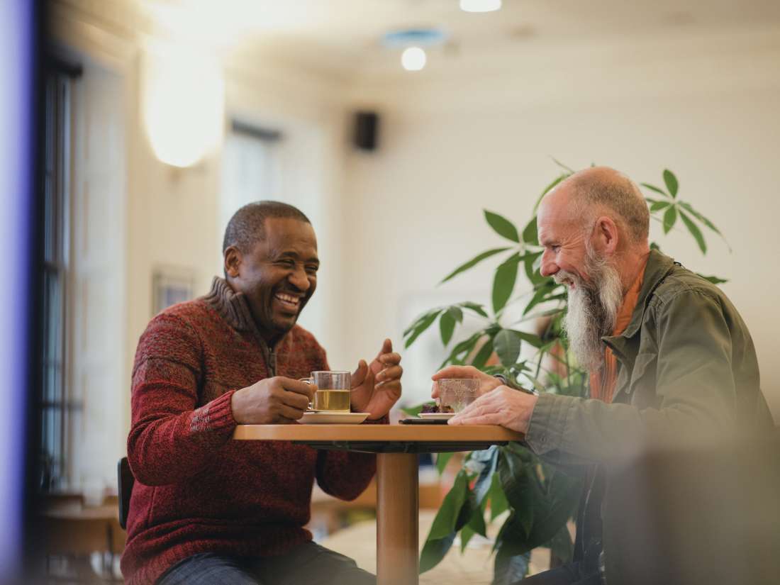Пожилые люди, пьющие чай, реже страдают депрессией