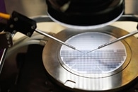 Серебряные нанопроволоки, покрытые компактной золотой оболочкой для усовершенствованных электрохромных устройств